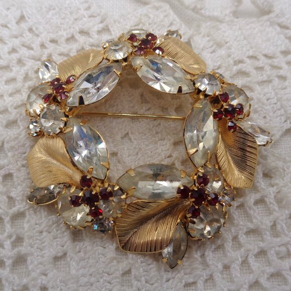 Vintage Gold Tone Clear & Red RHINESTONE WREATH BROOCH Christmas - Picture 1 of 5